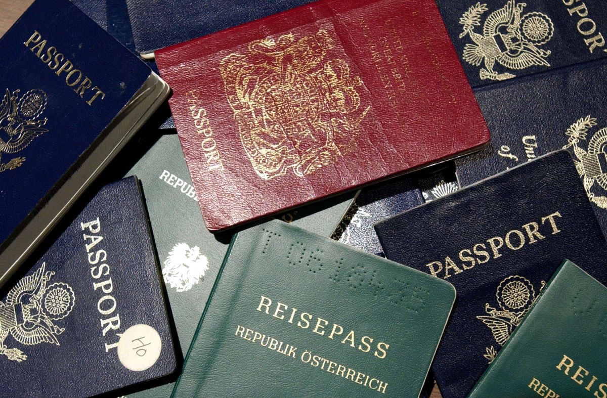 Imagen de pasaportes falsos incautados en el Aeropuerto Internacional de San Francisco.