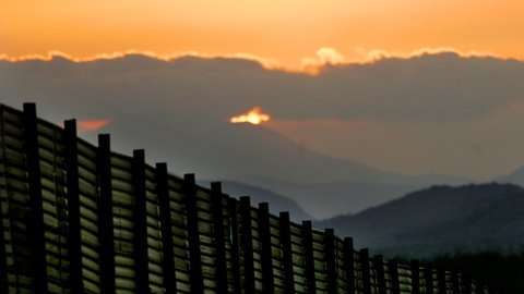 Un vehículo de la patrulla fronteriza circula al lado del muro que ya existe al sur de San Diego