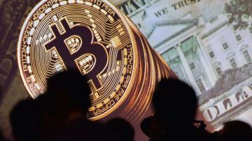 Los "mineros" de bitcoins prueban números al azar para descifrar los complejos algoritmos de las transacciones