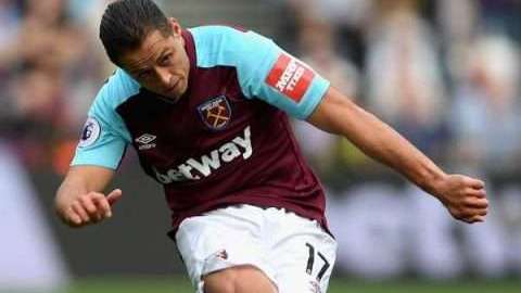 Javier "Chicharito" Hernández casi hizo un golazo a Petr Cech del Arsenal.