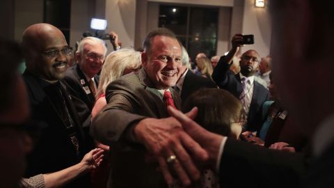 Moore es apoyado por el presidente Trump.