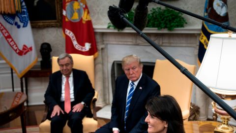 El secretario general de la ONU, Antonio Guterres;  el president Trump y ña embajadora Nikki Haley.