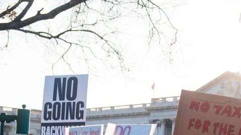 Protesta contra la ley fiscal de Trump ante el Capitolio.