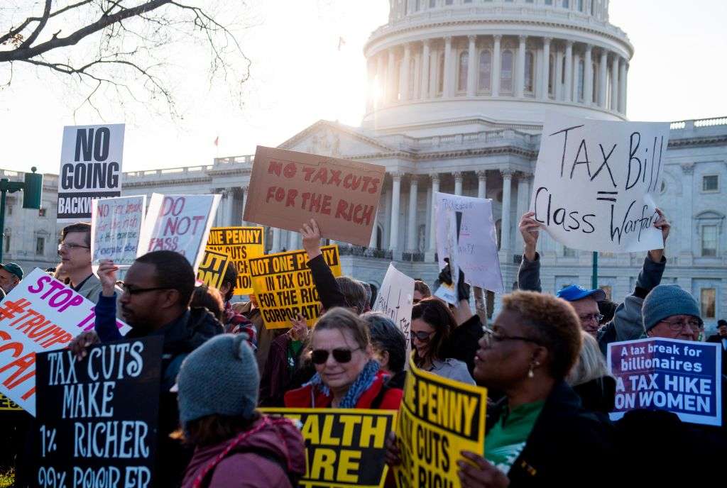 Protesta contra la ley fiscal de Trump ante el Capitolio.