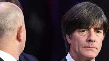 Joachim Low y Juan Carlos Osorio platicaron después del sorteo.  YURI KADOBNOV/AFP/Getty Images