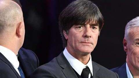 Joachim Low y Juan Carlos Osorio platicaron después del sorteo.  YURI KADOBNOV/AFP/Getty Images