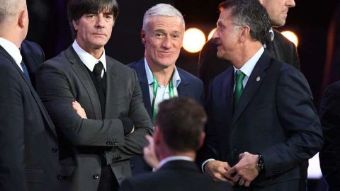 Joachim Low y Juan Carlos Osorio platicaron después del sorteo.  YURI KADOBNOV/AFP/Getty Images