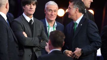 Joachim Low y Juan Carlos Osorio platicaron después del sorteo.  YURI KADOBNOV/AFP/Getty Images