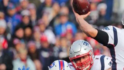 Tom Brady de New England Patriots le pasó por encima a los Bills de Buffalo en el New Era Field de Orchard Park, New York.  (Foto: Brett Carlsen/Getty Images)