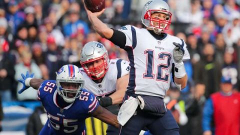 Tom Brady de New England Patriots le pasó por encima a los Bills de Buffalo en el New Era Field de Orchard Park, New York. (Foto: Brett Carlsen/Getty Images)