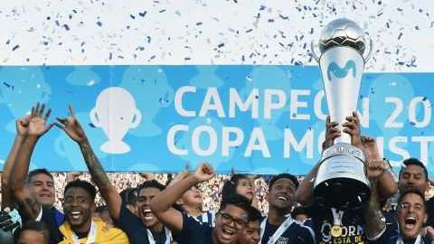 Jugadores de Alianza Lima celebran el campeonato logrado en el Clausura ante Comerciantes Unidos.
 (Foto: CRIS BOURONCLE/AFP/Getty Images)