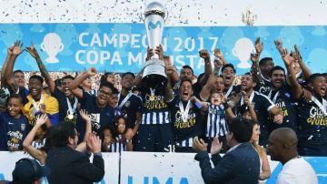 Jugadores de Alianza Lima celebran el campeonato logrado en el Clausura ante Comerciantes Unidos.
 (Foto: CRIS BOURONCLE/AFP/Getty Images)