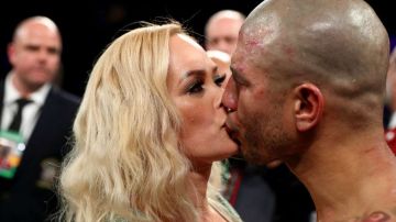 Miguel Cotto y el beso a su esposa Melissa Guzmán  Al Bello/Getty Images