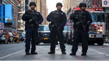 Agentes NYPD anti terrorismo en Port Authority, diciembre 2017.