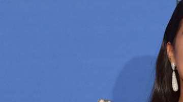 La actriz le prestará a su fan uno de los elementos que aparecen en esta imagen.