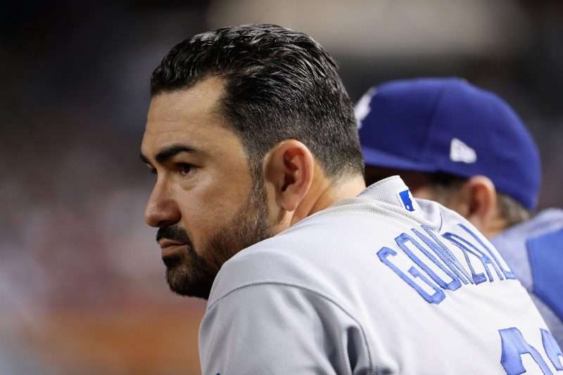 Adrián González pasó mucho tiempo de la pasada temporada mirando desde el banquillo de los Dodgers.