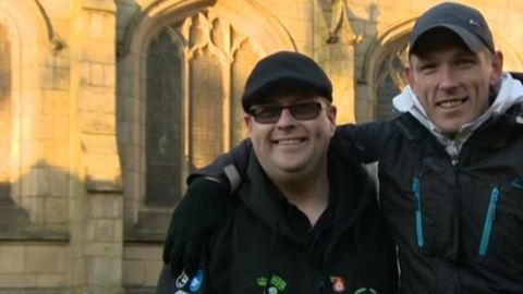 Roy Aspinall (izquierda) reconoció a su hermano en el patio de una iglesia en Wigan, en las afueras de Manchester, Reino Unido.