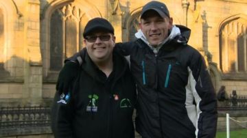 Roy Aspinall (izquierda) reconoció a su hermano en el patio de una iglesia en Wigan, en las afueras de Manchester, Reino Unido.