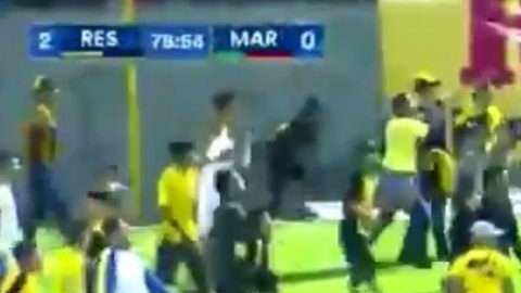 Lamentable violencia se vivió la noche del miércoles en el estadio Morazán de San Pedro Sula en Honduras.