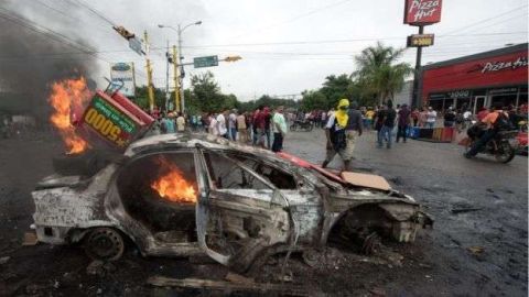 Carros y autobuses fueron incendiados en varias localidades del país.