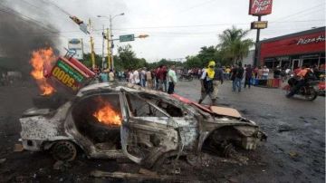 Carros y autobuses fueron incendiados en varias localidades del país.