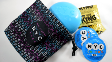 Las autoridades de Salud de Nueva York entregan de forma gratuita el estuche con condones #PlaySure.