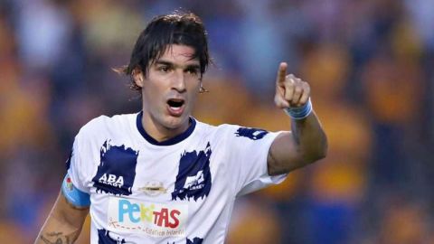 Imagen de Sebastián Abreu durante un juego de leyendas en México. Hoy es leyenda con 26 clubes en su haber.