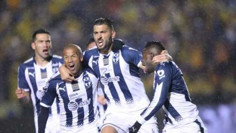 Carlos Sánchez, Nicolás Sánchez y Avilés Hurtado festejan el gol de Rayados frente a Tigres en el juego de ida de la Final del Apertura 2017 de la Liga MX. (Foto: Imago7)