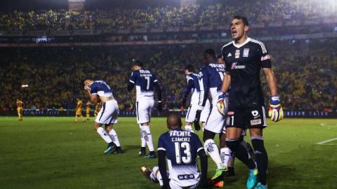 Nahuel Guzman de Tigres se lamenta de su error ante Monterrey en la Final del Apertura 2017 de la Liga MX. (Foto: Imago7)