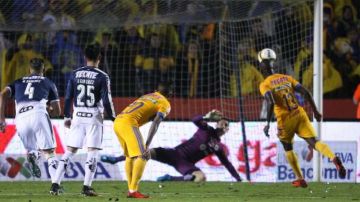 El increíble cobro de penalti del jugador de Tigres Enner Valencia en la Final del Apertura 2017 contra Rayados del Monterrey. (Foto: Imago7)