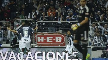 Dorlan Pabón de Rayados festeja su gol a Tigres en la vuelta de la final del Apertura 2017 de la Liga MX. (Foto: Imago7/Etzel Espinosa)