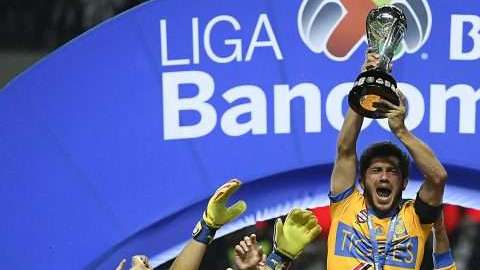 Tigres UANL presume el trofeo de campeón, del Apertura 2017 de la Liga MX tras vencer a Rayados del Monterrey en el estadio BBVA Bancomer. (Foto: Imago7/Etzel Espinosa)