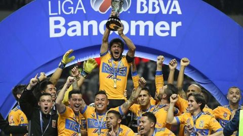 Tigres UANL presume el trofeo de campeón, del Apertura 2017 de la Liga MX tras vencer a Rayados del Monterrey en el estadio BBVA Bancomer. (Foto: Imago7/Etzel Espinosa)