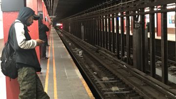 Usuarios del Subway en la noche