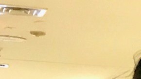 La peruana Yuly Paola Vera y su esposo el mexicano Uriel Santos, sostienen con orgullo y alegría a sus gemelos de 6 meses, Matteo y Santiago, en uno de los pasillos del Hospital Woodhull en Brooklyn.