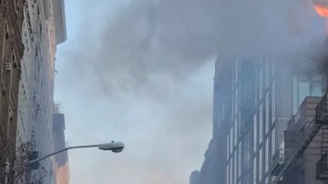 Las llamas se ven saliendo del último piso del 144 de la calle 19 Oeste.