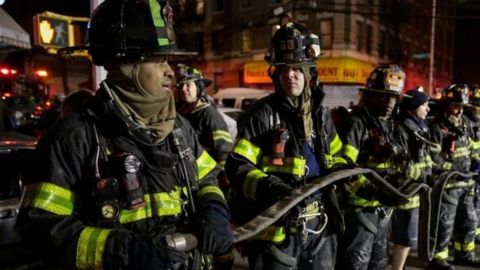 Controlar el incendio les tomó tres horas a los bomberos.