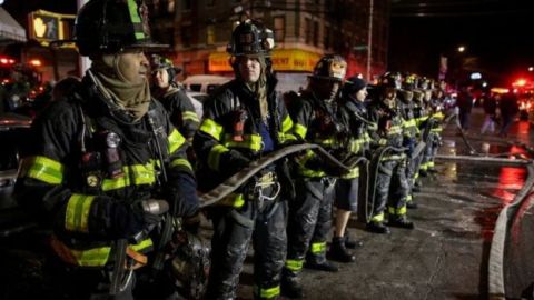 Controlar el incendio les tomó tres horas a los bomberos.