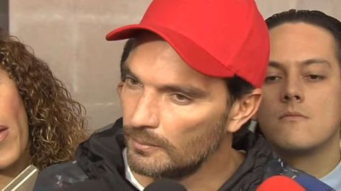 Julián Gil explotó ante la prensa.