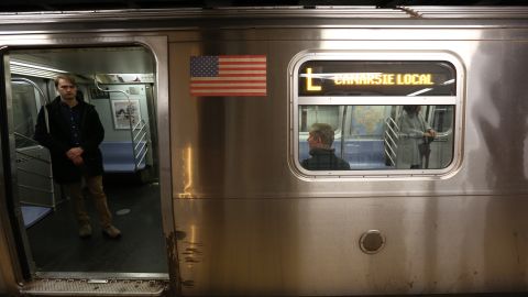 La comunidad pide un mejor servicio de transporte subterráneo, pero se opone a los cierres por reparaciones