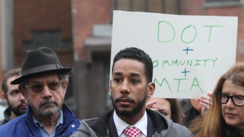 Los usuarios del tren L en Williamsburg y los concejales Stephen Levin y Antonio Reynoso piden que el MTA les de un plan para el cierre de las estaciones empezando el 2018.