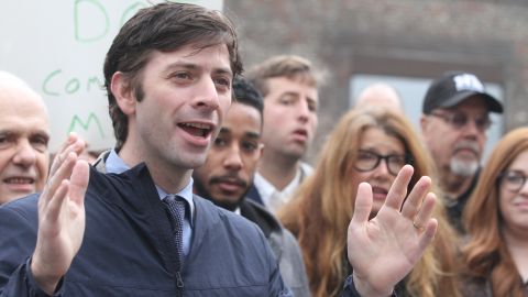 Los usuarios del tren L en Williamsburg y los concejales Stephen Levin y Antonio Reynoso piden que el MTA les de un plan para el cierre de las estaciones empezando el 2018.