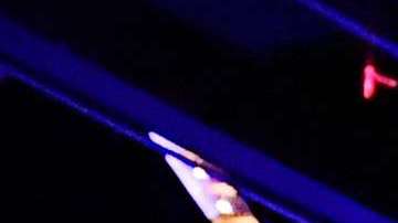 Vasyl Lomachenko es sujetado de los brazos por Guillermo Rigondeaux, quien no fue rival para el ucraniano.