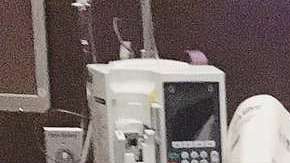 La adolescente Nayzia Thomas estudiando mientras estaba de parto.