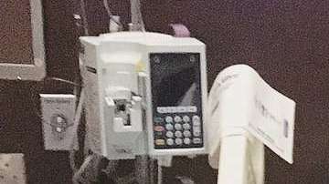 La adolescente Nayzia Thomas estudiando mientras estaba de parto.