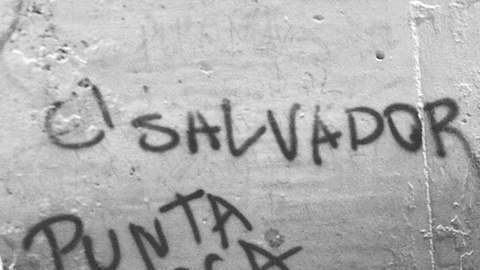 Un migrante debajo del puente de la Pacheco, un punto común entre migrantes. Imagen de archivo.