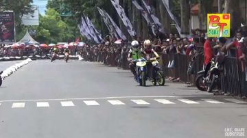 Doos pilotos protagonizaron una reyerta antideportiva en el Road Race de Malasia