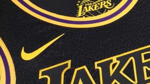 El uniforme de los Lakers de Los Angeles es simplemente impresionante.