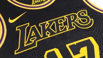 El uniforme de los Lakers de Los Angeles es simplemente impresionante.