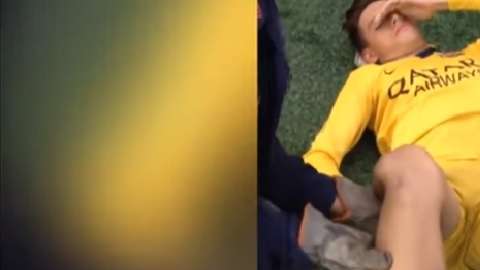 El pequeño futbolista resultó con una grave lesión de la rodilla izquierda